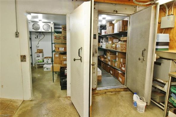 Peachs Place : 121 E Main St, Crooksville, OH 43731